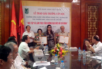 ມອບລາງວັນໃຫ້ບັນດາບົດຂຽນກ່ຽວກັບຫົວຂໍ້ “ຮຳ່ຮຽນ, ປະຕິບັດຕາມແບບຢ່າງຄຸນສົມບັດປະທານ ໂຮ່ຈີມິນ”